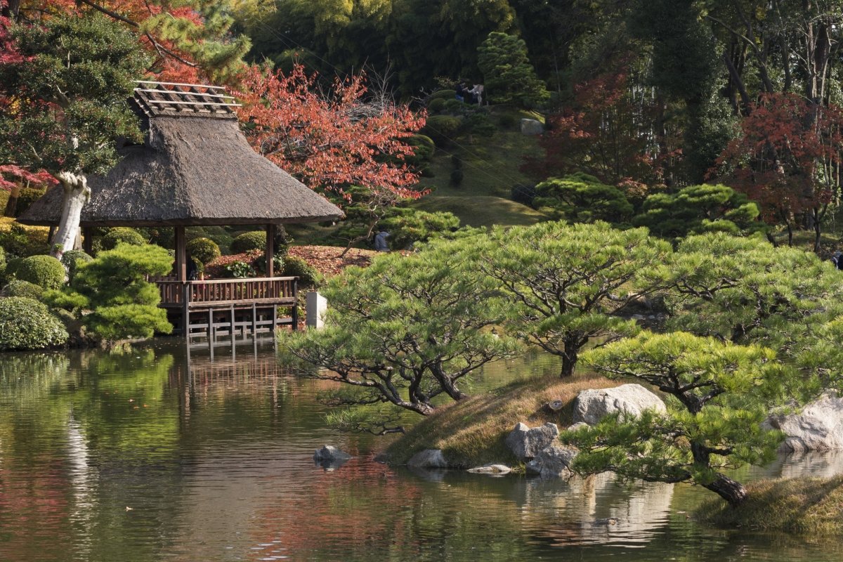 Harima Appreciate the beautiful gardens that harmonizes with the changing ...