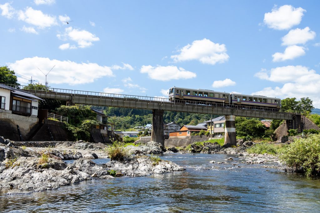 05西城川の清流20240812-キハ120-備後西城-平子-I24_1447