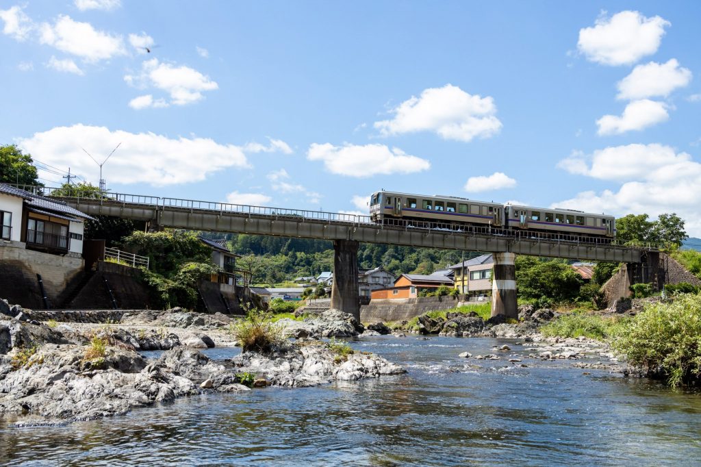 05西城川の清流20240812-キハ120-備後西城-平子-I24_1447