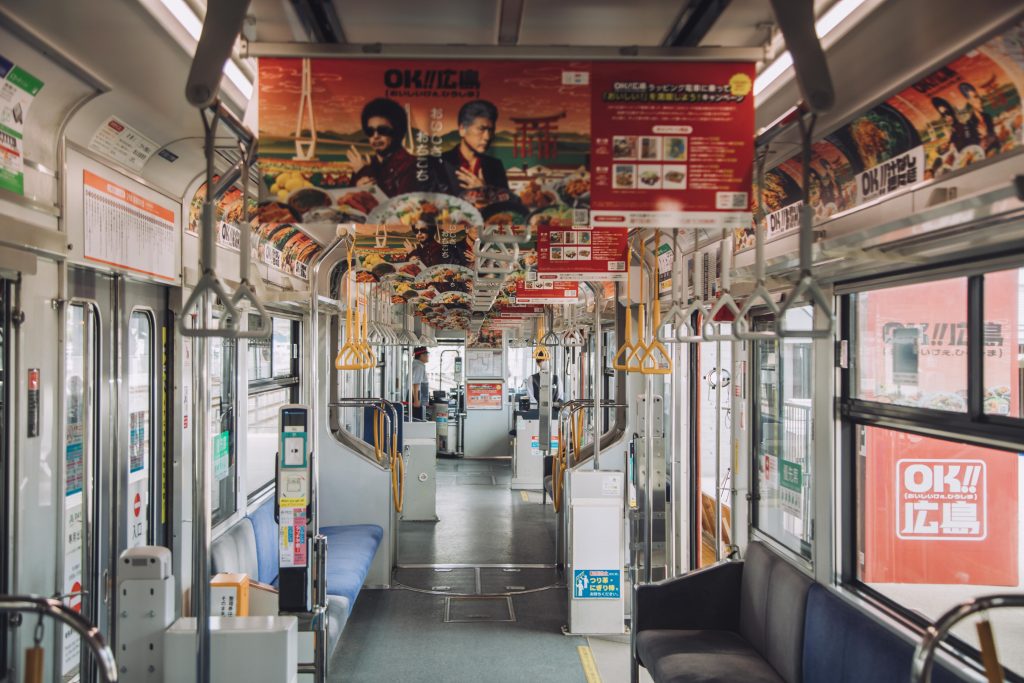 ラッピング電車「OK!!広島号」内装1