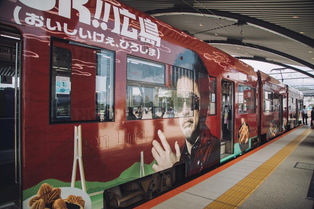 ラッピング電車「OK!!広島号」外観2