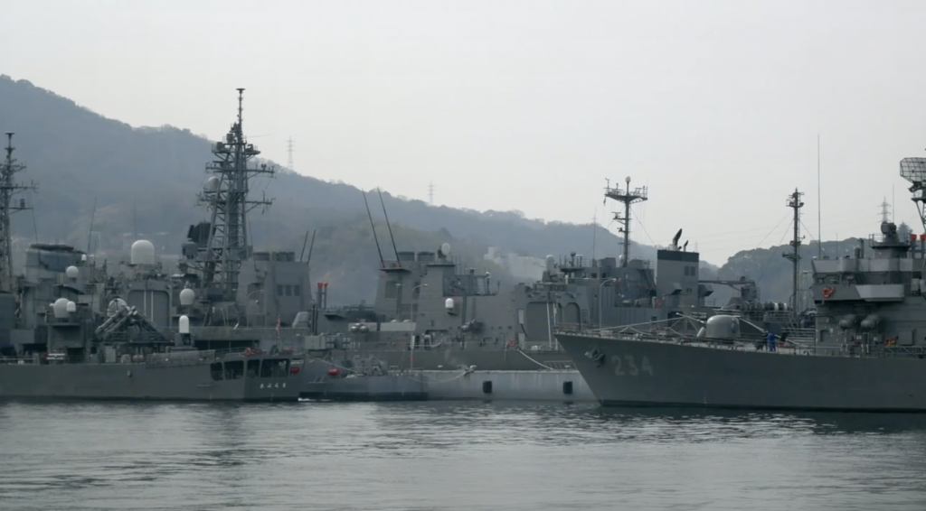 海上自衛隊の潜水艦や護衛艦を船上から見学できる