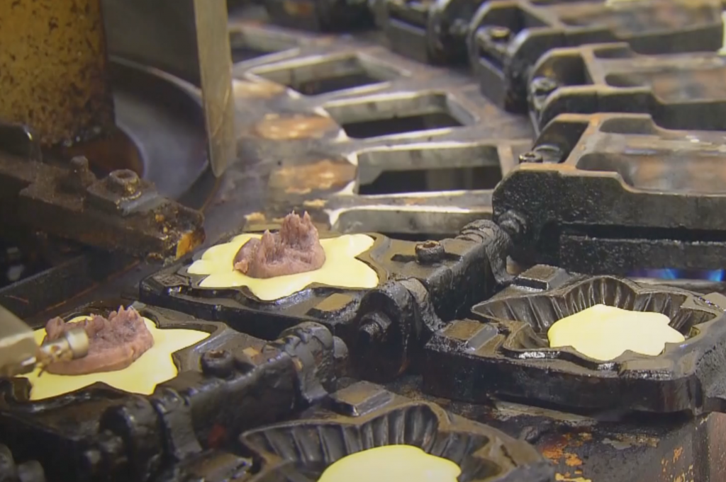 もみじ饅頭の製法や歴史を聞きながら店々を巡り歩く