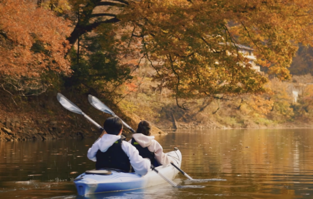紅葉に染まる湖面で楽しむカヤック