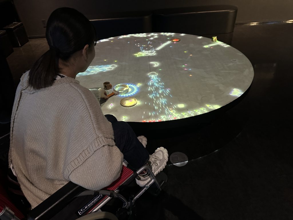 テーブルの上で繰り広げられる楽しいプロジェクションマッピング