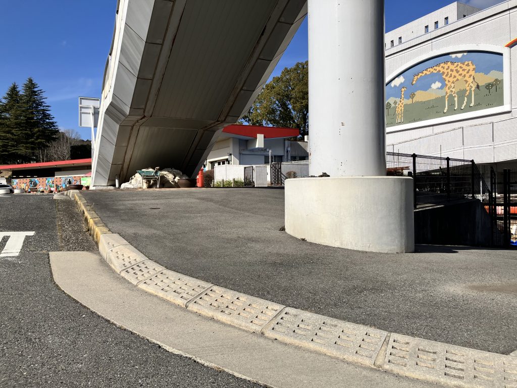 バス停から動物園へ向かう坂