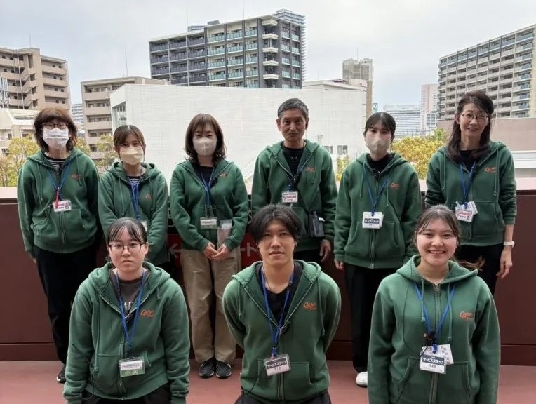 ホスピタリティスタッフ集合写真-e1765556149379-767x1024