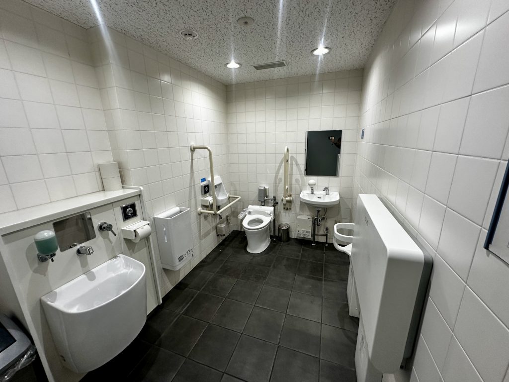 マツダ本社1階バリアフリートイレ（内装）