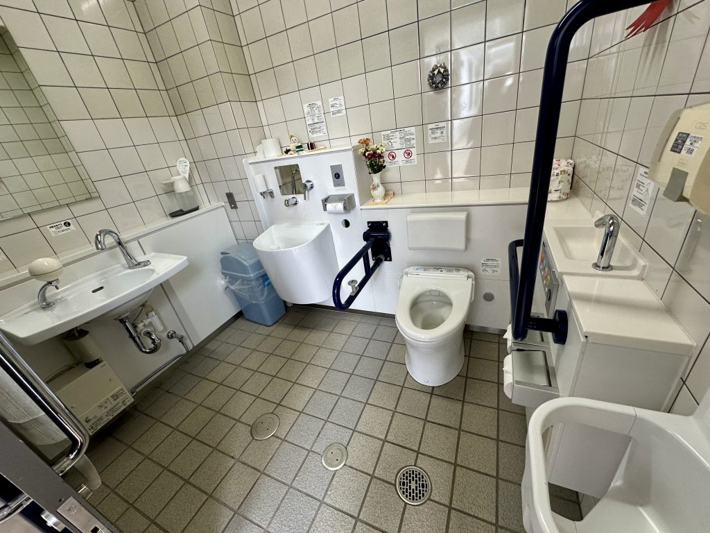 国営備北丘陵公園「中の広場」バリアフリートイレ