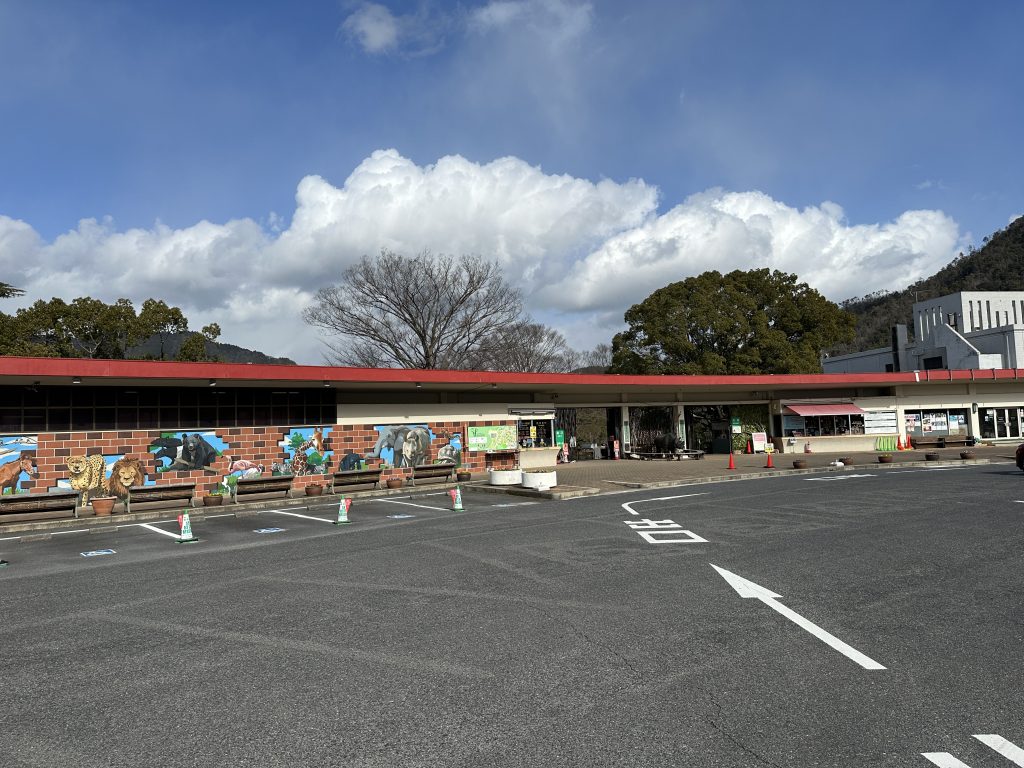 安佐動物公園の車椅子使用者用駐車場5台