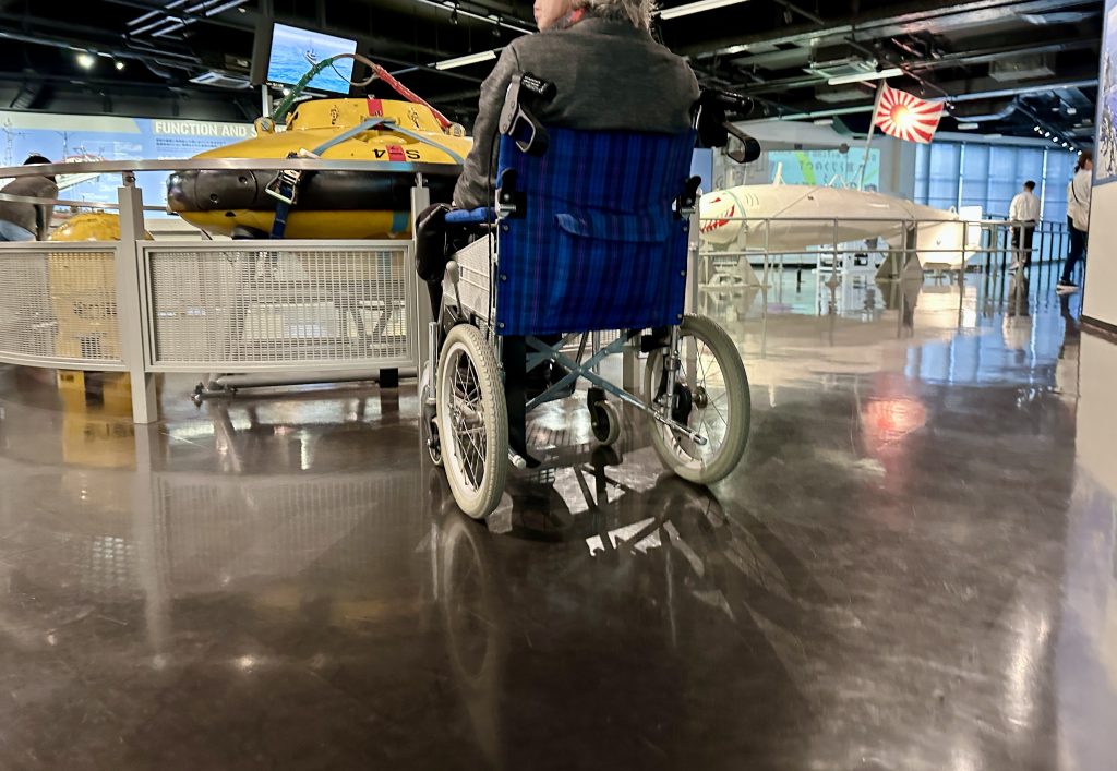 展示物の高さ設定は車椅子使用者にも見やすい