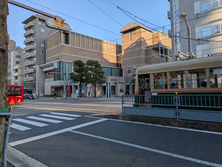 循環バスと路面電車