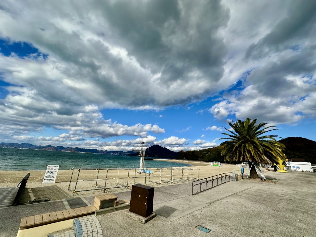 砂浜ギリギリまでスロープ有り