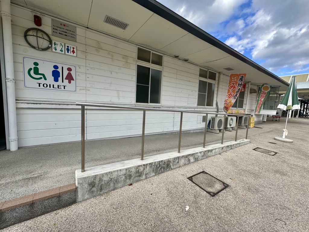 管理棟に併設するバリアフリートイレ
