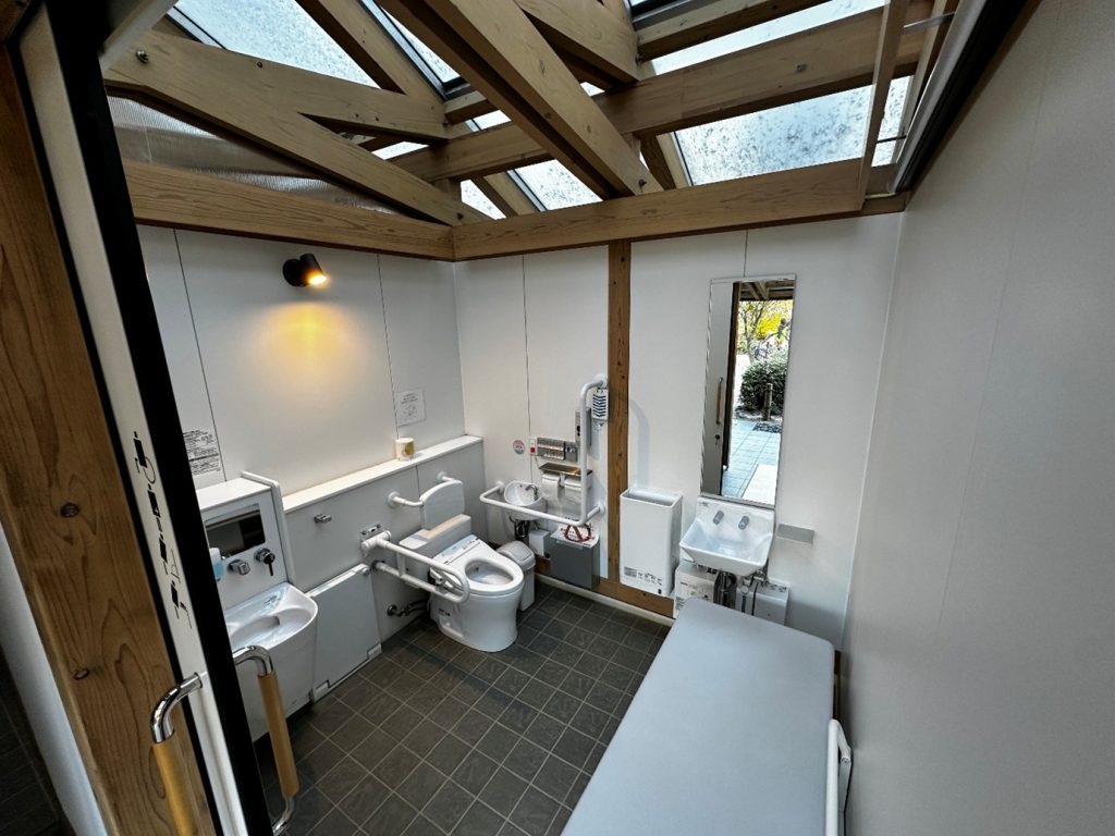 縮景園事務所棟東側の多目的トイレ（内装）