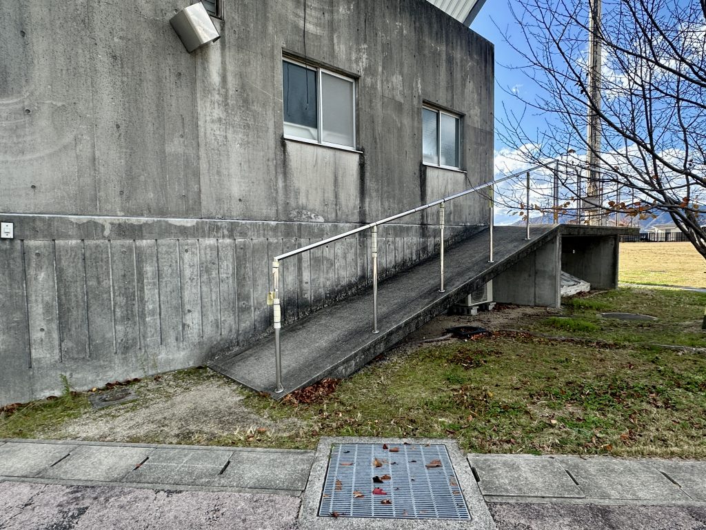 野外ステージ横のスロープ