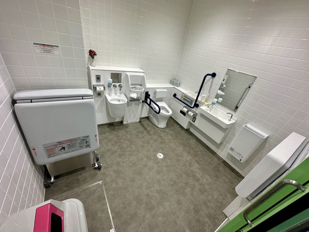 ２３，湖畔レストハウス１階ユニバーサルトイレIMG_7841(2)