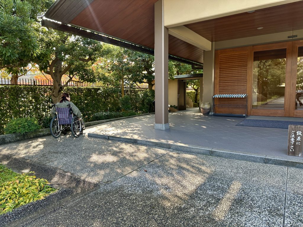 ３正面入り口の左側