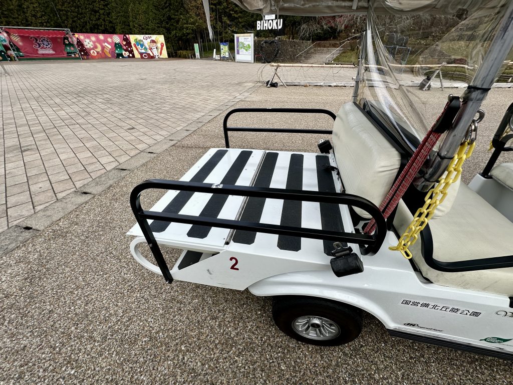 ７，巡回大型カートの後部に車椅子を乗せることが出来ますIMG_7837(1)