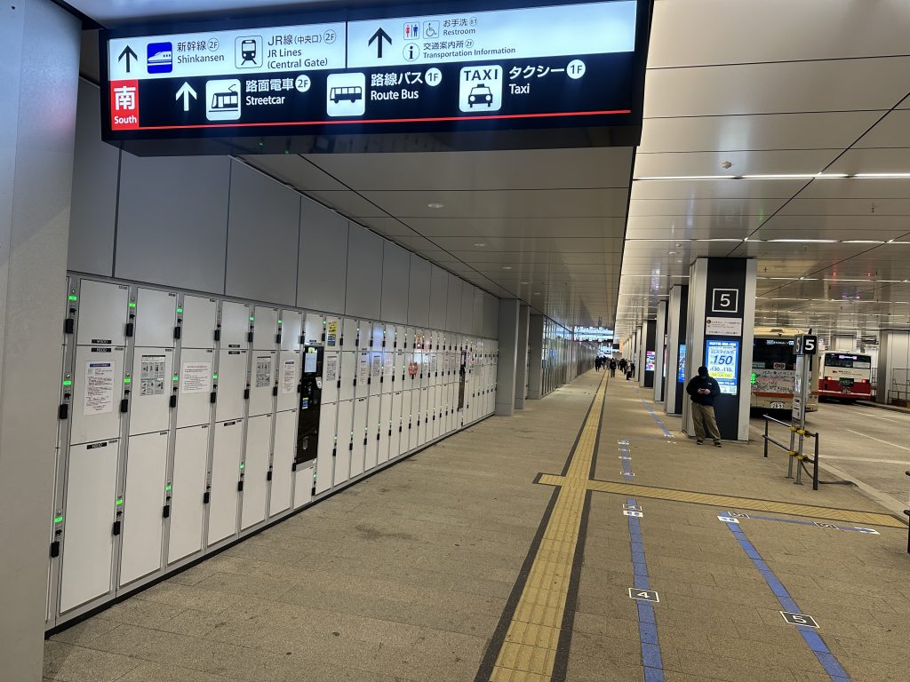 1階西側コインロッカー