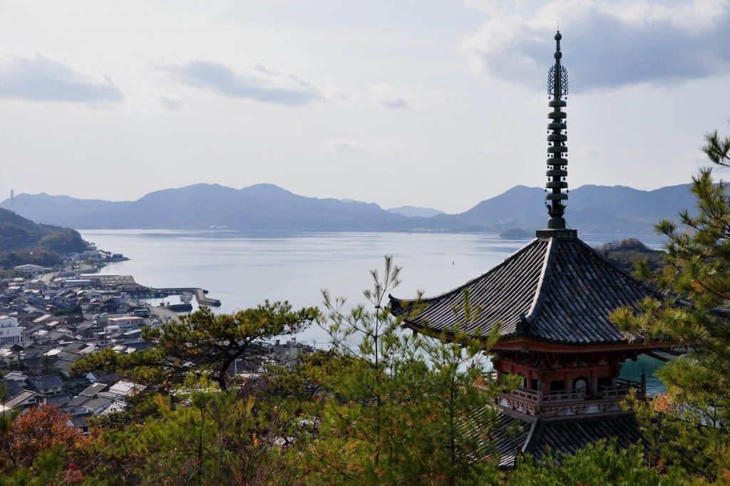 No1383_向上寺三重塔越しの瀬戸田港一帯