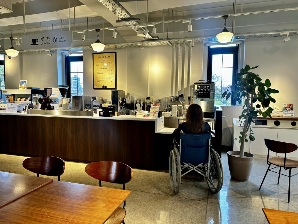 「ピアノカフェ」車椅子利用者専用カウンター