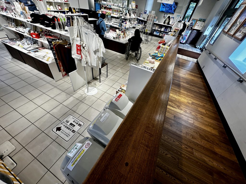 エレベーターと１階バリアフリートイレに向かう通路