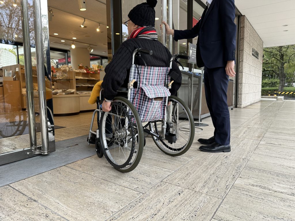 入り口扉は手動です