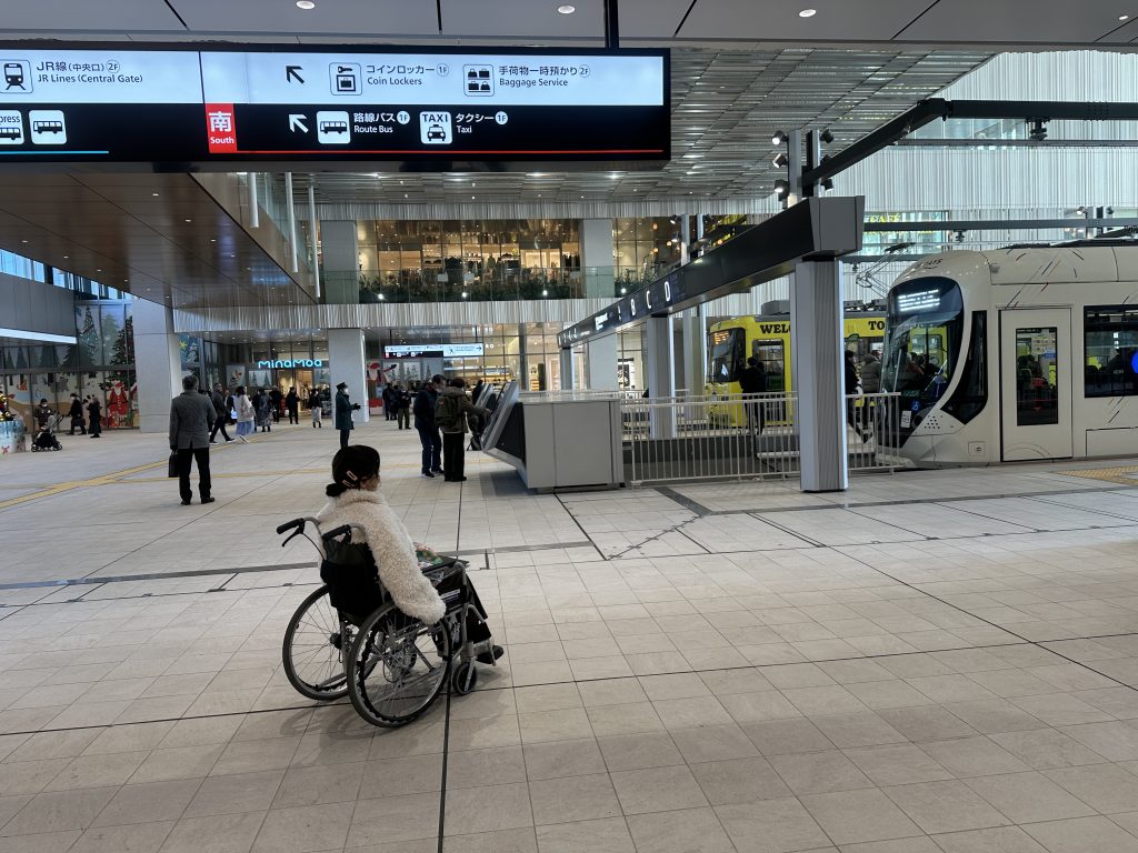 広島駅２階に直結した広電電車