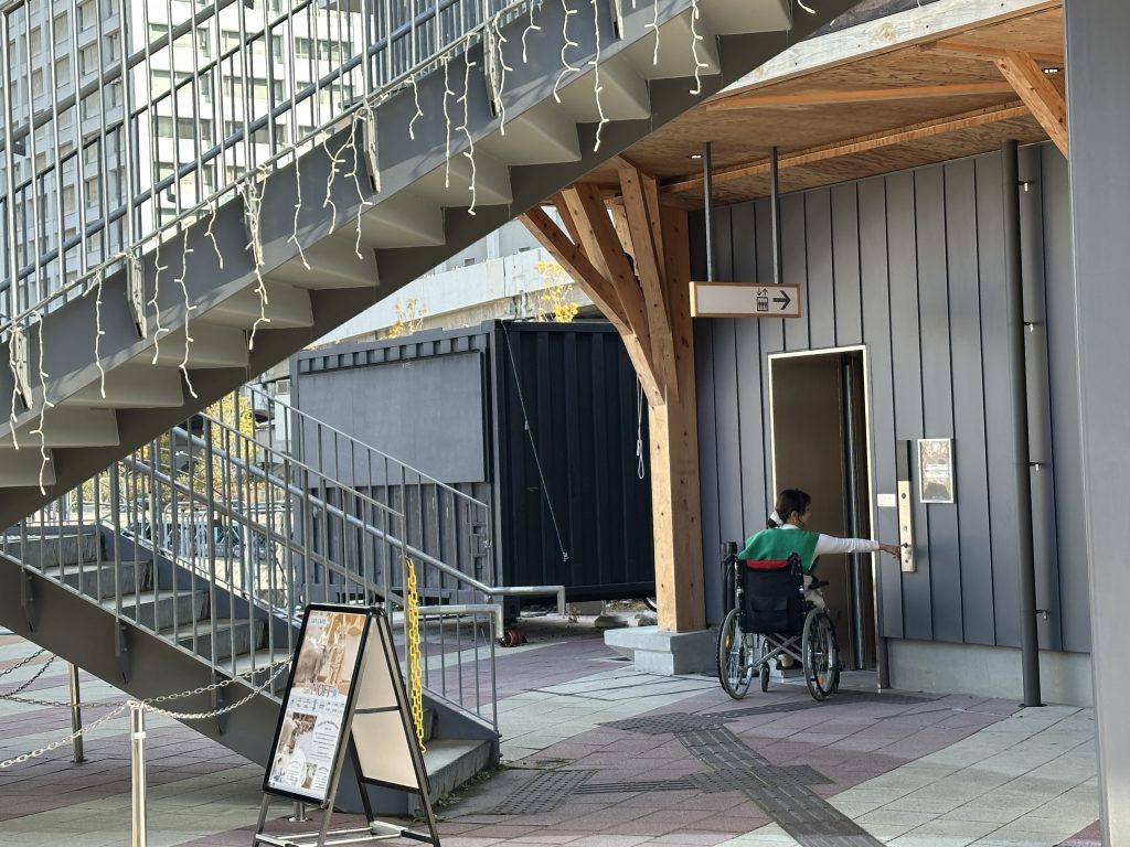 2階へはエレベーターを利用