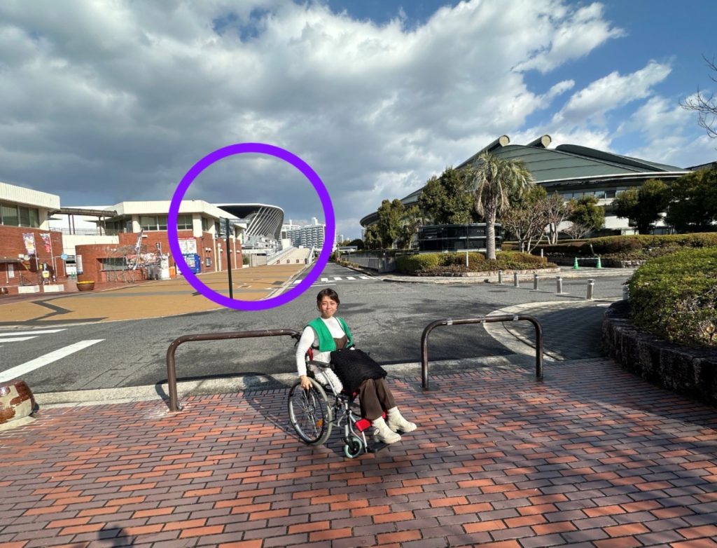 エディオンピースウイングスタジアムへの通路