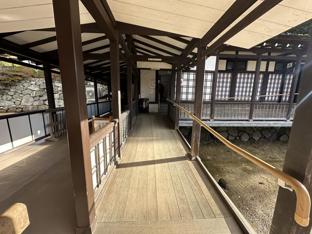 トイレと授乳室へ向かう渡り廊下