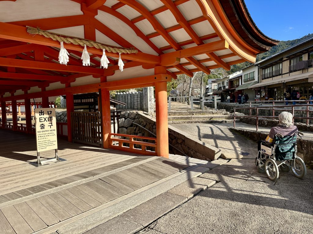 出口のスロープ