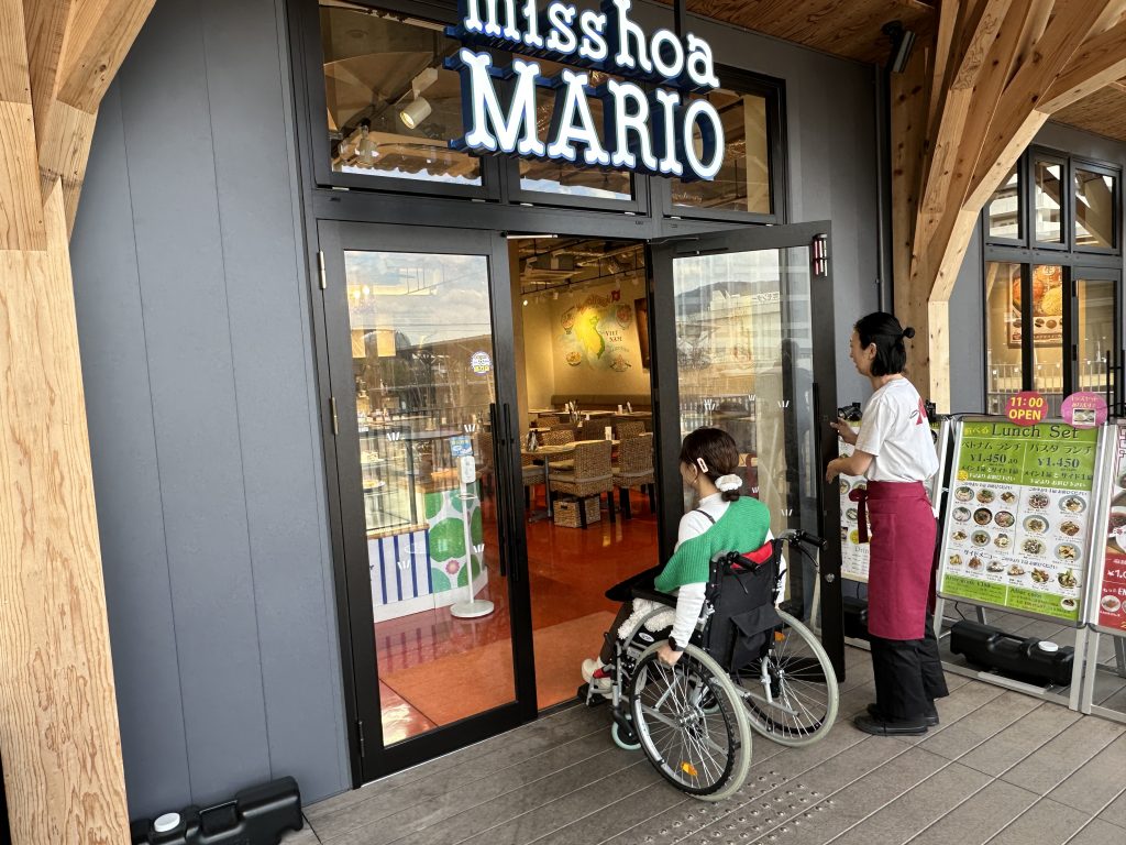 施設店舗はバリアフリー配慮あり