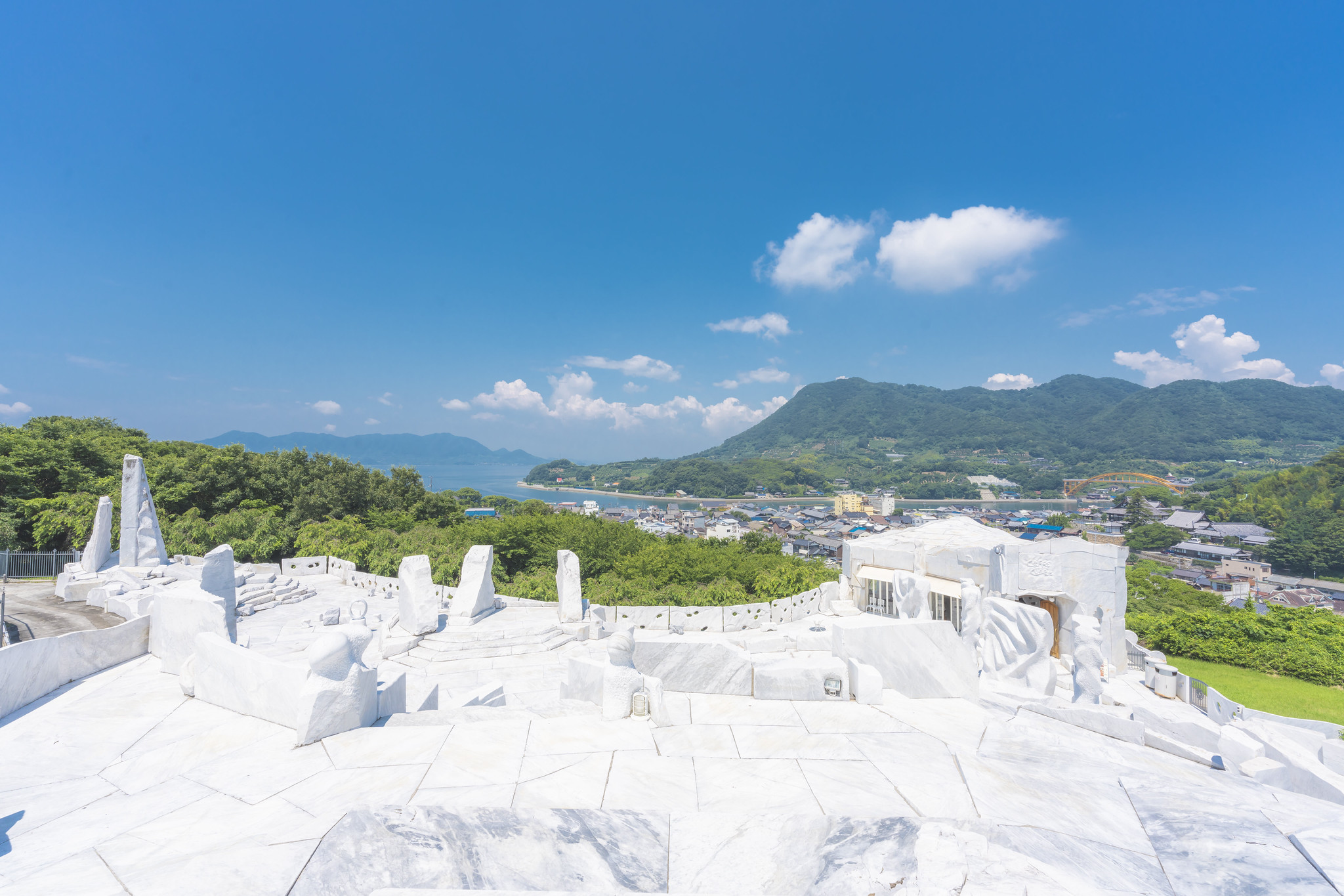 耕三寺-未来心の丘からみる瀬戸内の多島美