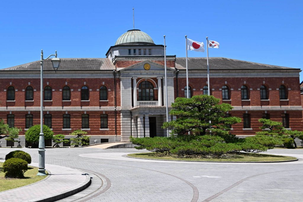 呉地方総監部第１庁舎（正面写真）(写真提供：海上自衛隊 呉地方総監部）