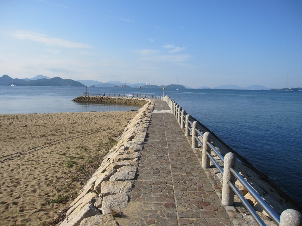 的場海水浴場から見える瀬戸内の多島美